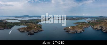 Ein Panoramablick auf den Eingang zum Baltimore Harbour in West Cork mit dem Sherkin Island Lighthouse und dem Baltimore Beacon Stockfoto