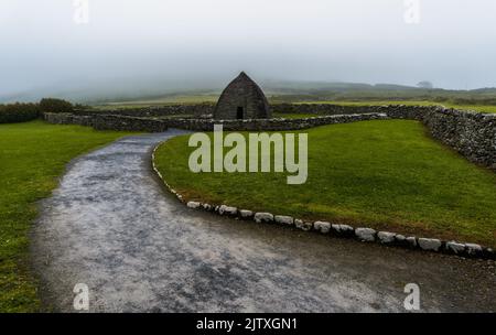 Ein Blick auf die frühchristliche Kirche des Gallarus Oratory in der Grafschaft Kerry an einem nebligen Morgen Stockfoto