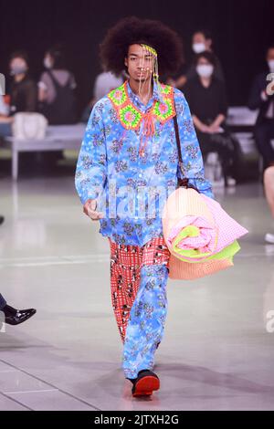 Tokio, Japan. 2. September 2022. Die Modelmarke WATARU TOMINAGA läuft während der Rakuten Fashion Week TOKYO 2023 Frühjahr/Sommer Kollektion auf der Shibuya Hikarie über die Piste. Die Fashion Week läuft vom 29. August bis zum 3. September. (Bild: © Rodrigo Reyes Marin/ZUMA Press Wire) Stockfoto