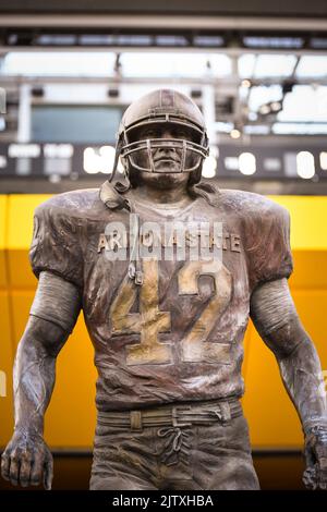 Statue von Arizona State Pat Tillman, die vor dem Tunnel im Sun Devil Stadium vor einem NCAA College-Fußballspiel zwischen Arizona State und North steht Stockfoto