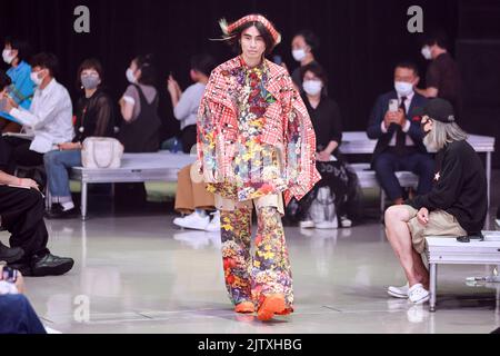 Tokio, Japan. 2. September 2022. Die Modelmarke WATARU TOMINAGA läuft während der Rakuten Fashion Week TOKYO 2023 Frühjahr/Sommer Kollektion auf der Shibuya Hikarie über die Piste. Die Fashion Week läuft vom 29. August bis zum 3. September. (Bild: © Rodrigo Reyes Marin/ZUMA Press Wire) Stockfoto