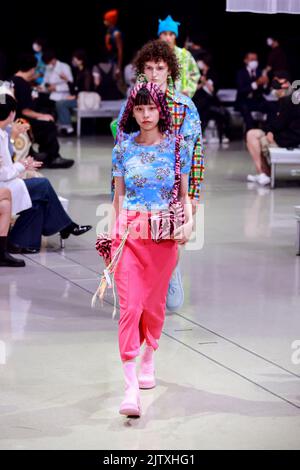 Tokio, Japan. 2. September 2022. Models mit der Modemarke WATARU TOMINAGA gehen während der Rakuten Fashion Week TOKYO Frühjahr/Sommer Kollektion 2023 auf der Shibuya Hikarie den Laufsteg entlang. Die Fashion Week läuft vom 29. August bis zum 3. September. (Bild: © Rodrigo Reyes Marin/ZUMA Press Wire) Stockfoto