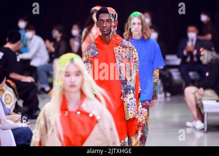 Tokio, Japan. 2. September 2022. Models mit der Modemarke WATARU TOMINAGA gehen während der Rakuten Fashion Week TOKYO Frühjahr/Sommer Kollektion 2023 auf der Shibuya Hikarie den Laufsteg entlang. Die Fashion Week läuft vom 29. August bis zum 3. September. (Bild: © Rodrigo Reyes Marin/ZUMA Press Wire) Stockfoto