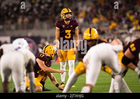 Der Arizona State Kicker Carter Brown (3) blickt auf die Posten, bevor er im ersten Quartal eines NCAA College Football-Spiels gegen ein Feldtor tritt Stockfoto