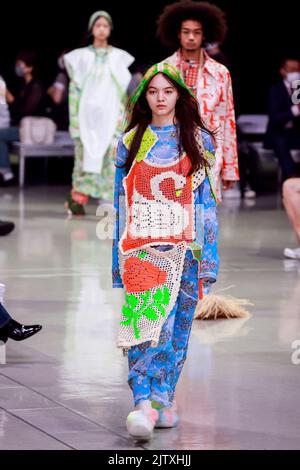 Tokio, Japan. 2. September 2022. Models mit der Modemarke WATARU TOMINAGA gehen während der Rakuten Fashion Week TOKYO Frühjahr/Sommer Kollektion 2023 auf der Shibuya Hikarie den Laufsteg entlang. Die Fashion Week läuft vom 29. August bis zum 3. September. (Bild: © Rodrigo Reyes Marin/ZUMA Press Wire) Stockfoto