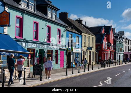 Dingle, Irland - 7. August 2022: Farbenfrohe Häuser an der Hauptstraße des malerischen Dorfes Dingle in der Grafschaft Kerry Stockfoto