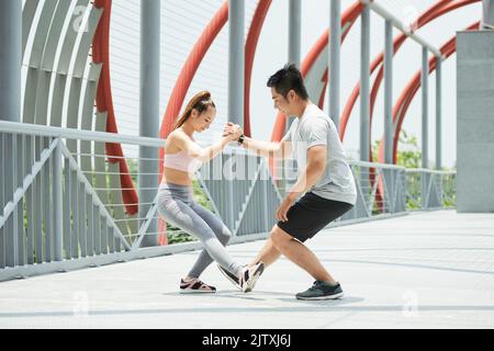 Junges vietnamesisches Paar arbeitet zusammen Stockfoto