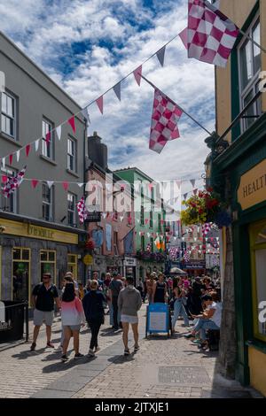 Galway, Irland - 28. Juli 2022: Nahaufnahme des Altars und der Kanzel in der römisch-katholischen Kathedrale von Galway Stockfoto