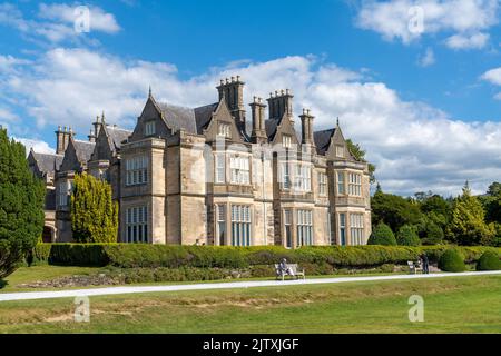 Muckross, Irland - 10. August 2022: Blick auf das Herrenhaus Muckross im Killarney National Park in der Grafschaft Kerry im Westen Irlands Stockfoto