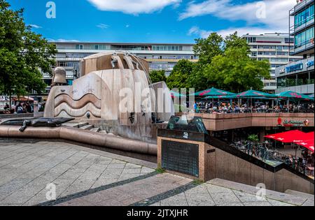 Weltkugelbrunnen 1983, World Globe Brunnen. Roter Granit Skulptur mit Bronzefiguren von Bildhauer Joachim Schmettau am Breitscheidplatz, Berlin Stockfoto