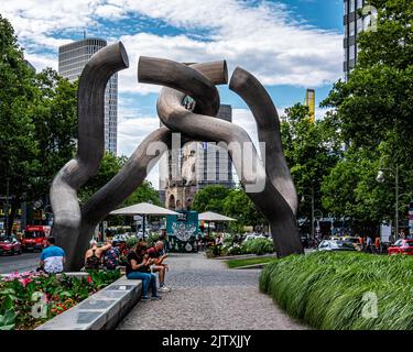 Skulptur ‘Berlin’ von den Bildhauern Brigitte Matschinsky-Denninghoff und Martin Matschinsky vertritt die Teilung der Stadt, Tauentzienstraße, Berlin, Deutschland Stockfoto