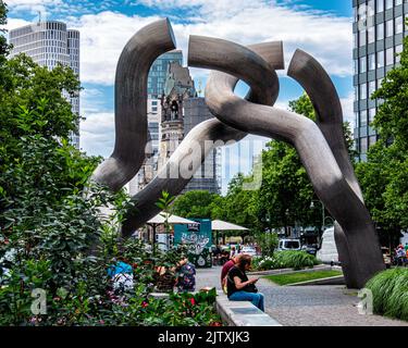 Skulptur ‘Berlin’ von den Bildhauern Brigitte Matschinsky-Denninghoff und Martin Matschinsky vertritt die Teilung der Stadt, Tauentzienstraße, Berlin, Deutschland Stockfoto