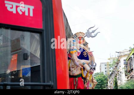 Das Bild des Ganpati Idol und DES BESTEN Busses wurde in Mumbai, Indien, aufgenommen Stockfoto