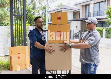 Neues Haus- oder Immobilienkaufkonzept. Nahaufnahme eines Mannes, der Pappkartons trug Stockfoto