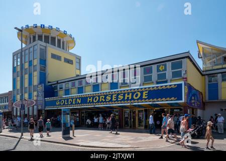 15-08-2022 Southsea, Portsmouth, Hampshire, Großbritannien Clarence Pier Arkaden in Southsea Portsmouth an einem geschäftigen Sommertag Stockfoto