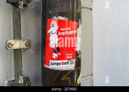 Aufkleber der Zeitung Junge Welt, ein weiterer Feind, Brandenburg, Deutschland Stockfoto