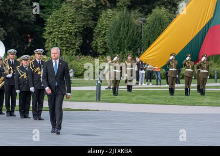 Gitanas Nauseda, Präsidentin Litauens, bei einer Zeremonie mit Soldaten, Mitglied der Europäischen Union, mit litauischer Flagge auf dem Hintergrund Stockfoto