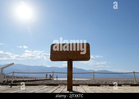 Ein Schild mit einer Höhe von 282 Fuß und 855 m unter dem Meeresspiegel am Badwater Basin, Donnerstag, 1. September 2022, im Death Valley National Park, Death Valley National Park, Kalifornien Stockfoto