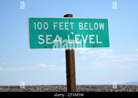 Ein Schild mit einer Höhe von 100 Fuß unter dem Meeresspiegel, Donnerstag, 1. September 2022, im Death Valley National Park, Kalifornien. Stockfoto