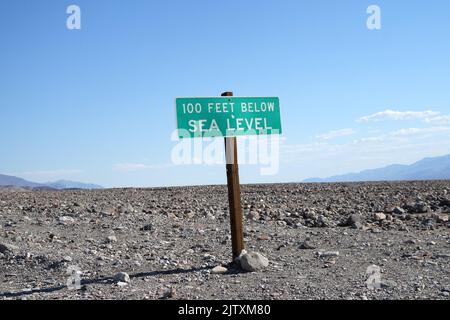 Ein Schild mit einer Höhe von 100 Fuß unter dem Meeresspiegel, Donnerstag, 1. September 2022, im Death Valley National Park, Kalifornien. Stockfoto