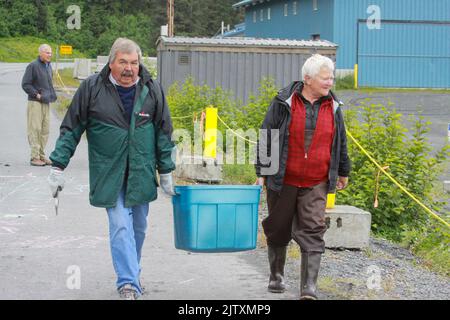 In Valdez, Alaska, fischen Anwohner nach Lachs Stockfoto