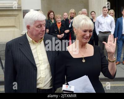 Datei-Foto vom 19/9/2016 von Karen Edwards, der Mutter von Becky Godden-Edwards, mit ihrem Mann Charlie, als sie vor dem Bristol Crown Court spricht, nachdem Christopher Halliwell für schuldig des Mordes an ihrer Tochter befunden wurde. Die Polizei von Wiltshire hat sich bei der Familie von Godden entschuldigt, die 2003 in Swindon vom Taxifahrer Christopher Halliwell ermordet wurde, nachdem das unabhängige Büro für Polizeiverhalten festgestellt hatte, dass Beamte „erhebliche Möglichkeiten“ verpasst hatten, ihren Mörder früher vor Gericht zu bringen, sagte der stellvertretende Chefkonstabler Paul Mills. Ausgabedatum: Freitag, 2. September 2022. Stockfoto