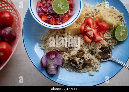 Eine Platte kenianischen Pilaus von oben geschossen. Stockfoto