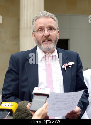 Datei Foto vom 19/9/2016 von John Godden Vater von Becky Godden-Edwards, spricht vor dem Bristol Crown Court, nachdem Christopher Halliwell für schuldig des Mordes an seiner Tochter befunden wurde. Die Polizei von Wiltshire hat sich bei der Familie von Godden entschuldigt, die 2003 in Swindon vom Taxifahrer Christopher Halliwell ermordet wurde, nachdem das unabhängige Büro für Polizeiverhalten festgestellt hatte, dass Beamte „erhebliche Möglichkeiten“ verpasst hatten, ihren Mörder früher vor Gericht zu bringen, sagte der stellvertretende Chefkonstabler Paul Mills. Ausgabedatum: Freitag, 2. September 2022. Stockfoto