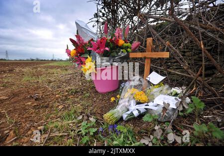 Aktenfoto vom 5/4/2011 von Ehrungen, die an der Szene in der Nähe von Eastleach, Gloucestershire, zurückgelassen wurden, wo eine Leiche, die heute als Rebecca Godden-Edwards identifiziert wurde, gefunden wurde. Die Polizei von Wiltshire hat sich bei der Familie von Godden entschuldigt, die 2003 in Swindon vom Taxifahrer Christopher Halliwell ermordet wurde, nachdem das unabhängige Büro für Polizeiverhalten festgestellt hatte, dass Beamte „erhebliche Möglichkeiten“ verpasst hatten, ihren Mörder früher vor Gericht zu bringen, sagte der stellvertretende Chefkonstabler Paul Mills. Ausgabedatum: Freitag, 2. September 2022. Stockfoto