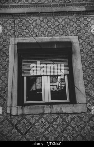 Traditionelles portugiesisches Fenster in Lissabon, Portugal Stockfoto