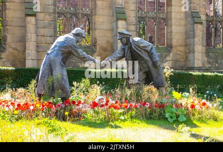 All Together Now, die Weihnachts-Waffenstillstandsskulptur von Andy Edwards aus dem Jahr WW1 im Garten von St. Luke's, Liverpools bombardierten Kirche Stockfoto