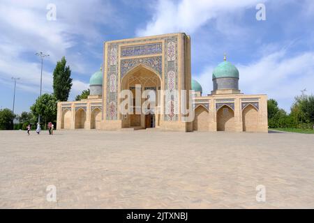 Taschkent Usbekistan Besucher im Barak Khan Madrasa aus dem 16.. Jahrhundert Stockfoto