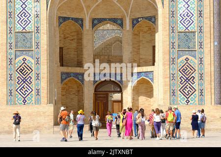 Taschkent Usbekistan Besucher im Barak Khan Madrasa aus dem 16.. Jahrhundert Stockfoto