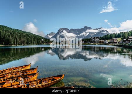 See Misurina,Lago di Misurina ist Perle der Dolomiten.Bergsee in Italien mit Holzbooten,Region Venetien,Sorapis Berggruppe.perfekt Stockfoto