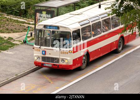 Historischer Bus Karosa ŠM 11 #3350 im Zentrum von Bratislava an der Haltestelle Pod stanicou Stockfoto