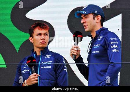 Zandvoort, Niederlande. 02. September 2022. Zandvoort, Niederlande. 02. September 2022. (L bis R): Alexander Albon (THA) Williams Racing mit Nichola Latifi (CDN) Williams Racing. 02.09.2022. Formel 1 Weltmeisterschaft, Rd 14, Großer Preis Der Niederlande, Zandvoort, Niederlande, Übungstag. Der Bildnachweis sollte lauten: XPB/Alamy Live News. Kredit: XPB Images Ltd/Alamy Live News Kredit: XPB Images Ltd/Alamy Live News Stockfoto