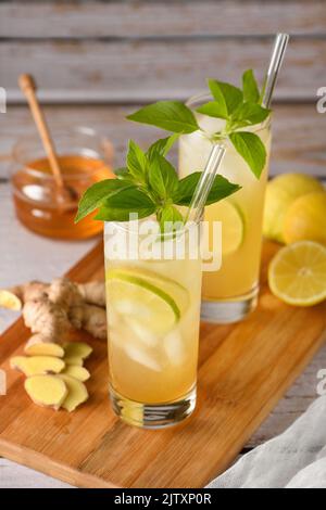 Unglaubliche Lavendellimonade. Er ist gesüßt und mit hausgemachtem Lavendelhonigsirup gewürzt, um ihn gesünder und schmackhafter zu machen. Erfrischend organisch, nicht- Stockfoto