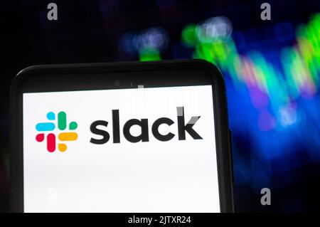 Polen. 02. September 2022. In dieser Abbildung wird ein Slack-Logo auf einem Smartphone angezeigt. (Foto von Mateusz Slodkowski/SOPA Images/Sipa USA) Quelle: SIPA USA/Alamy Live News Stockfoto