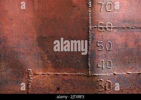 Grungy alten Schiffsrumpf mit Schweißnähten und Tiefgang Marken, Vorderansicht, Hintergrund Foto Textur Stockfoto