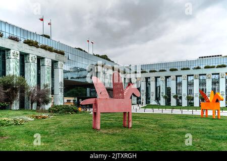 Warschau, Polen-September 20,2021.Gebäude des Obersten Gerichts, höchster Gerichtshof Polens in der Nähe des Warschauer Aufstands-Denkmals auf dem Krasinski-Platz.Moderne Architektur Stockfoto