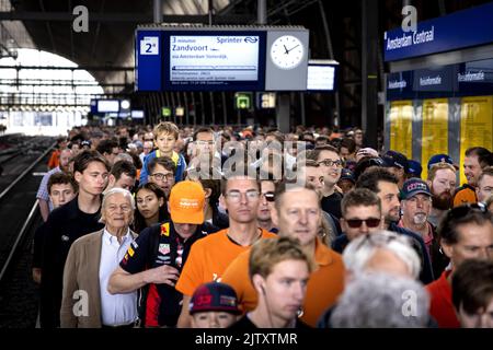 2022-09-02 11:12:17 AMSTERDAM - Amsterdam Central ist beschäftigt mit Menschen, die nach Zandvoort gehen wollen. Hier beginnt die Formel 1. Da große Menschenmengen erwartet wurden, verkehrt alle fünf Minuten ein Zug zwischen Amsterdam Central und dem Bahnhof Zandvoort aan Zee. ANP RAMON VAN FLYMEN niederlande Out - belgien Out Stockfoto