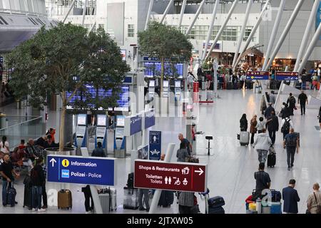 Düsseldorf, Deutschland. 02. September 2022. Fluggäste gehen durch das Terminal. Zahlreiche Lufthansa-Flüge wurden aufgrund des ganztägigen Pilotenstreiks der Gewerkschaft Vereinigung Cockpit gestrichen. Quelle: Oliver Berg/dpa/Alamy Live News Stockfoto