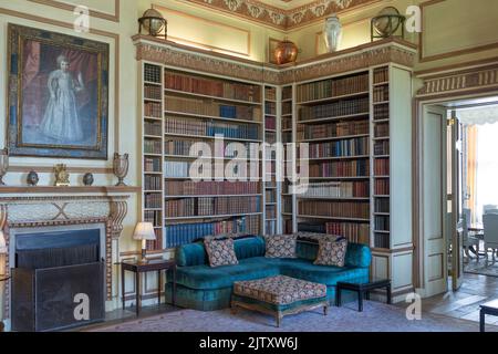 Maidstone, kent, Großbritannien, 20, august 2022 Bibliotheksraum in Leeds Castle mit Bücherregalen voller Bücher. Stockfoto