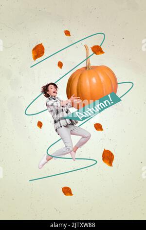 Vertikale Collage Porträt von überglücklich fröhlich Mädchen springen Arme halten großen Kürbis Herbst Text isoliert auf kreativen Hintergrund Stockfoto