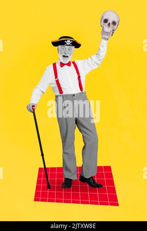 Vertikale Collage Bild von überglücklich gealterte Person schwarz weiß Effekt Arm halten Schädel isoliert auf gelbem Hintergrund Stockfoto