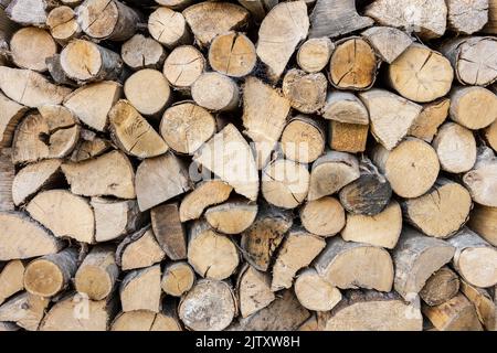 Nahaufnahme der zum Trocknen gelagerten Protokolle zur Verwendung in einem Blockbrenner Stockfoto