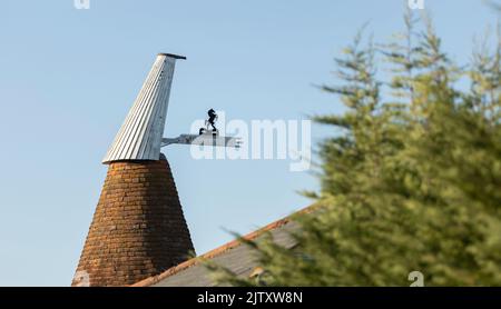 Dach und Fliesen eines kleinen englischen Hopfenhauses in der Landschaft von kent an einem hellen, sonnigen Abend Stockfoto