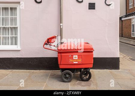 Newcastle-under-Lyme, Staffordshire-vereinigtes Königreich April, 14, 2022 Ein leuchtend roter Royal Mail Lieferwagen auf einer Wohnstraße Stockfoto