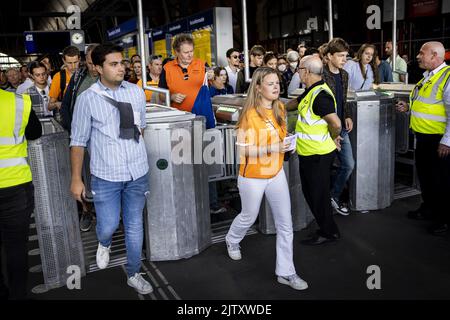 2022-09-02 11:11:32 AMSTERDAM - Amsterdam Central ist beschäftigt mit Menschen, die nach Zandvoort gehen wollen. Hier beginnt die Formel 1. Da große Menschenmengen erwartet wurden, verkehrt alle fünf Minuten ein Zug zwischen Amsterdam Central und dem Bahnhof Zandvoort aan Zee. ANP RAMON VAN FLYMEN niederlande Out - belgien Out Stockfoto