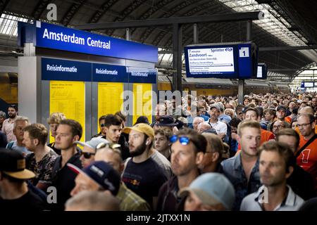 2022-09-02 11:03:55 AMSTERDAM - Amsterdam Central ist beschäftigt mit Menschen, die nach Zandvoort gehen wollen. Hier beginnt die Formel 1. Da große Menschenmengen erwartet wurden, verkehrt alle fünf Minuten ein Zug zwischen Amsterdam Central und dem Bahnhof Zandvoort aan Zee. ANP RAMON VAN FLYMEN niederlande Out - belgien Out Stockfoto